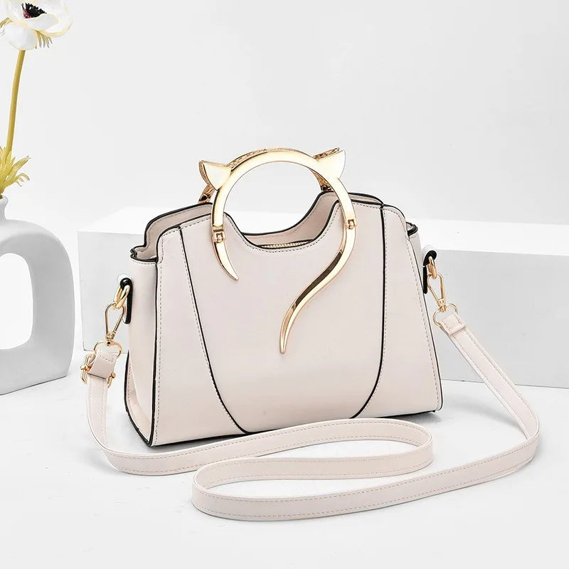 Exquisite Shell Bag with Chic Chain Accent