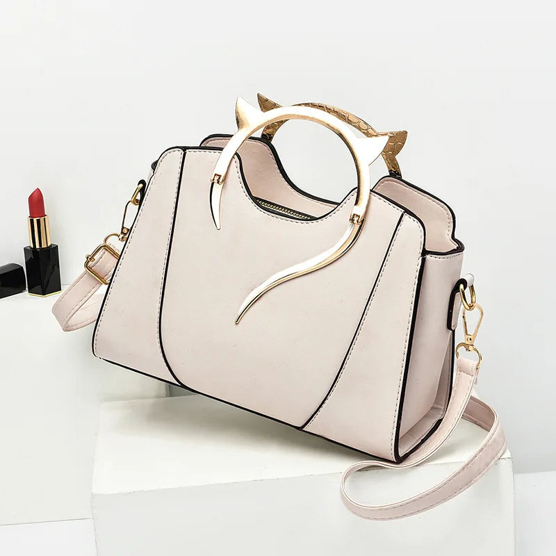 Exquisite Shell Bag with Chic Chain Accent