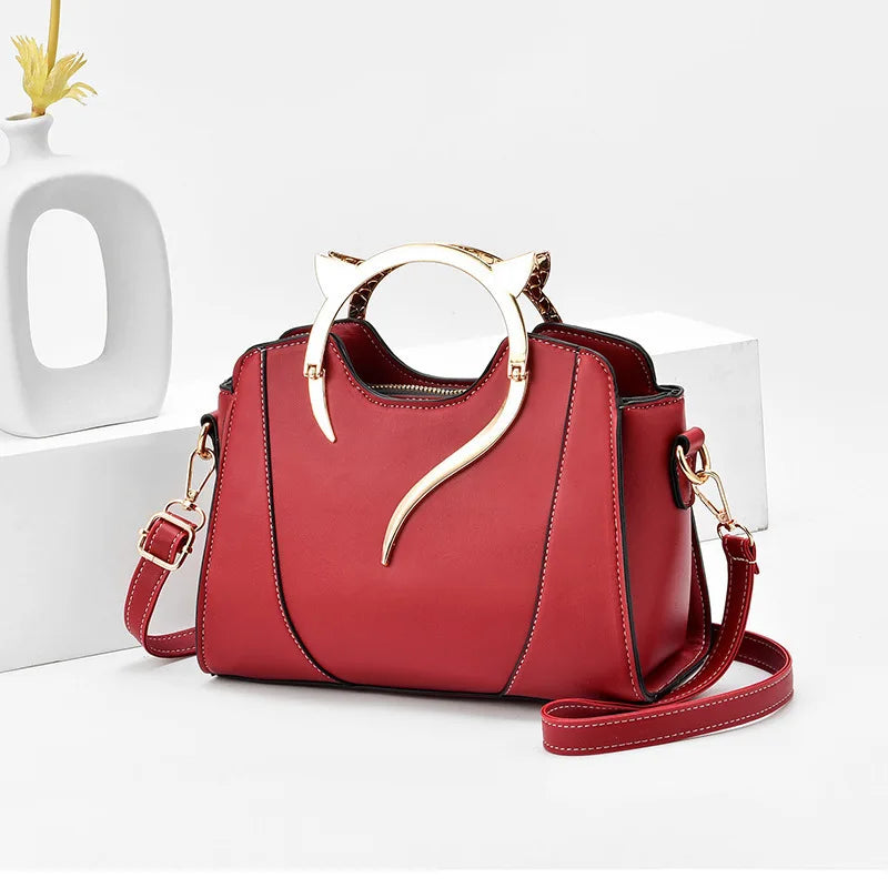 Exquisite Shell Bag with Chic Chain Accent