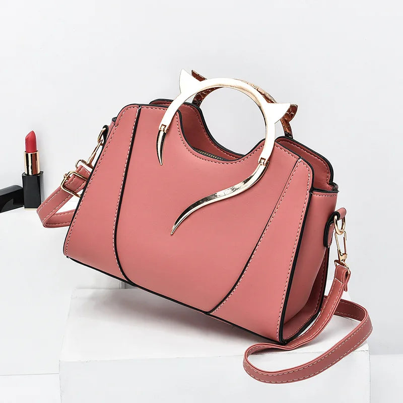Exquisite Shell Bag with Chic Chain Accent