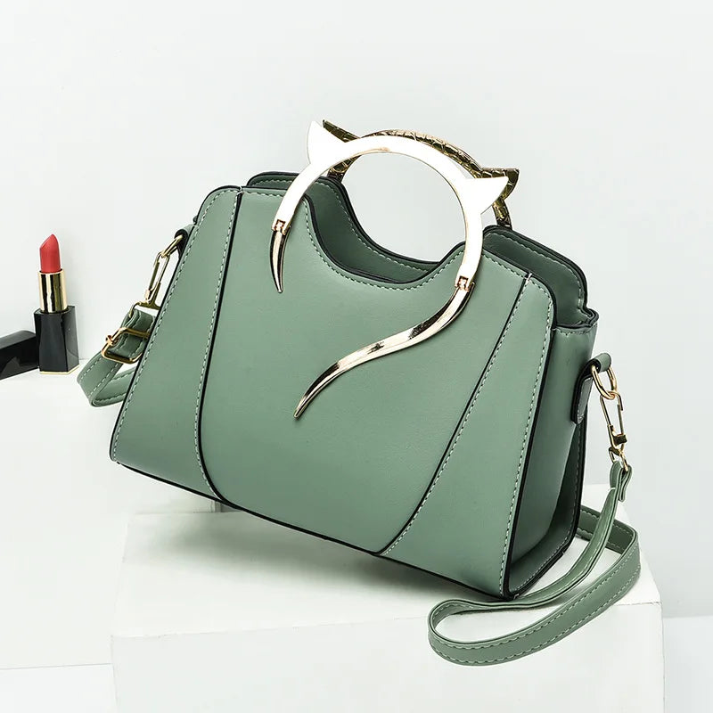 Exquisite Shell Bag with Chic Chain Accent