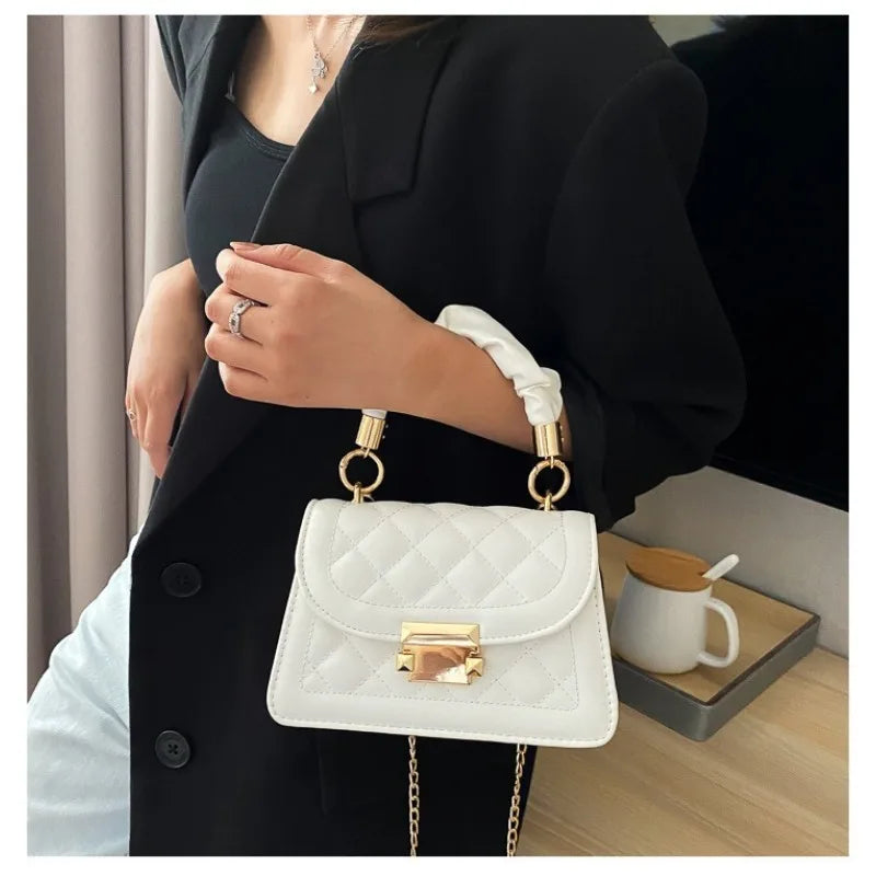 Elegance Defined: Classic Chain Crossbody Handbag
