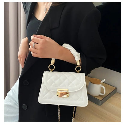 Elegance Defined: Classic Chain Crossbody Handbag