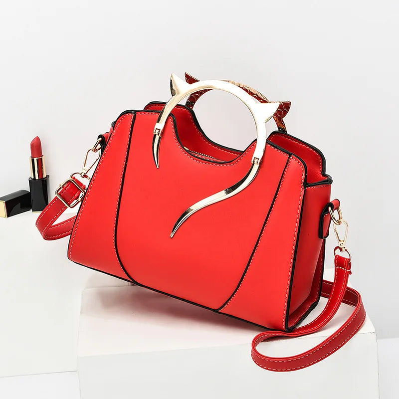 Exquisite Shell Bag with Chic Chain Accent