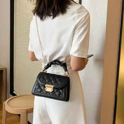 Elegance Defined: Classic Chain Crossbody Handbag