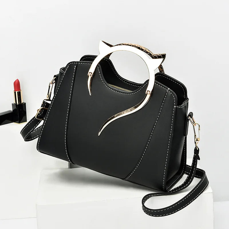 Exquisite Shell Bag with Chic Chain Accent