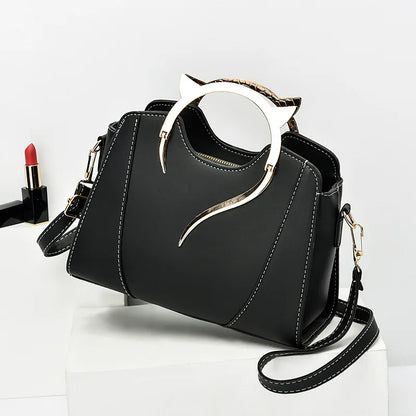 Exquisite Shell Bag with Chic Chain Accent